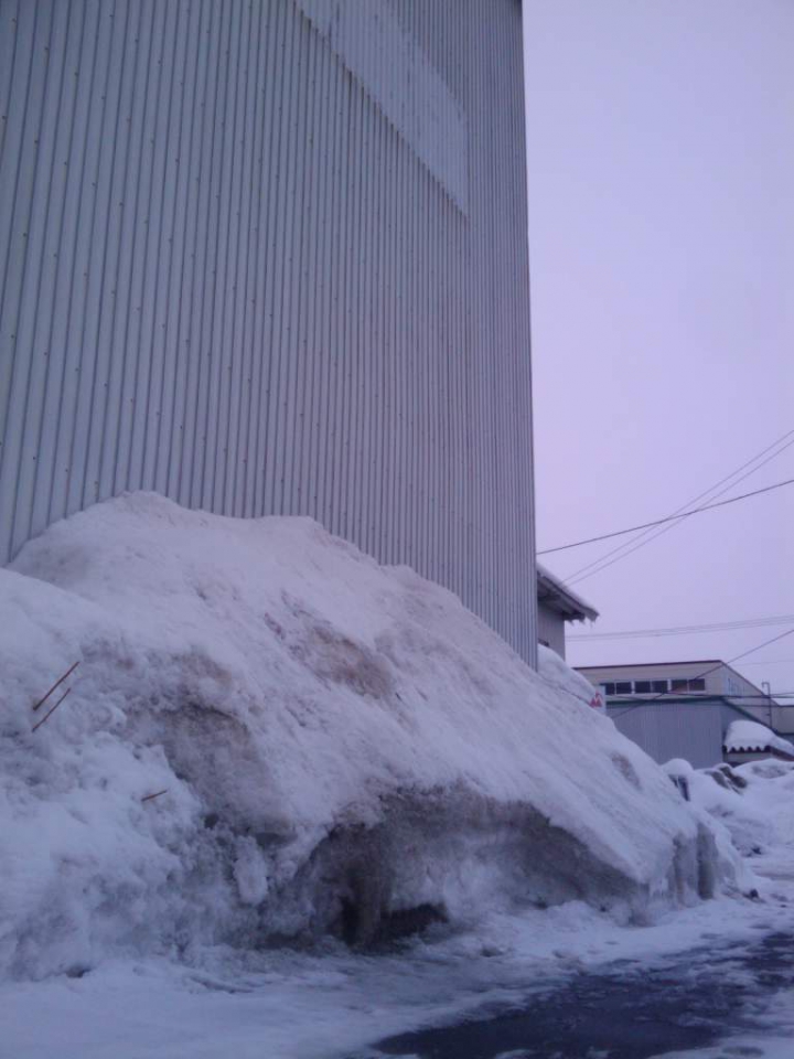 雪山で保温。